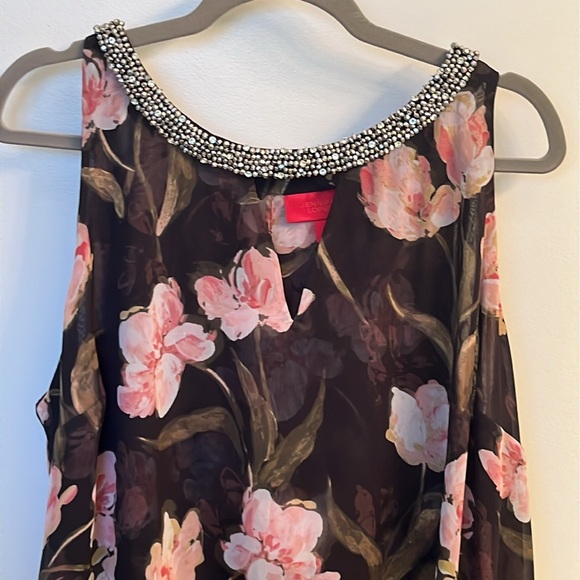 Jennifer Lopez sleeveless floral blouse - Picture 2 of 6